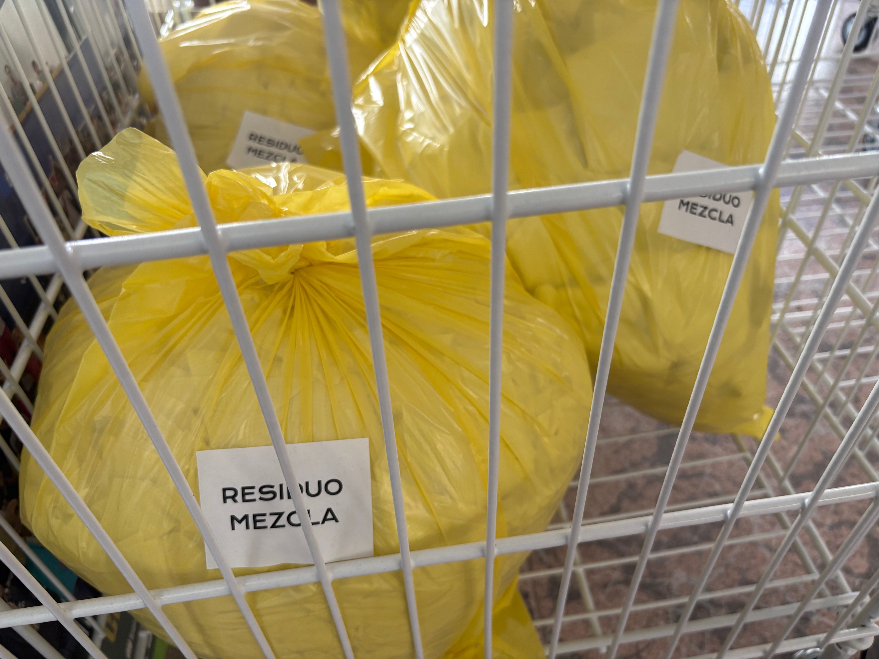 De nuestro taller a su segunda vida. Así organizamos y clasificamos minuciosamente cada resto textil en Negua. Estas bolsas amarillas, etiquetadas y preparadas en nuestro carro logístico, no son el final del camino, sino el principio de un nuevo ciclo. Un proceso invisible pero importante para una industria textil más limpia en España.